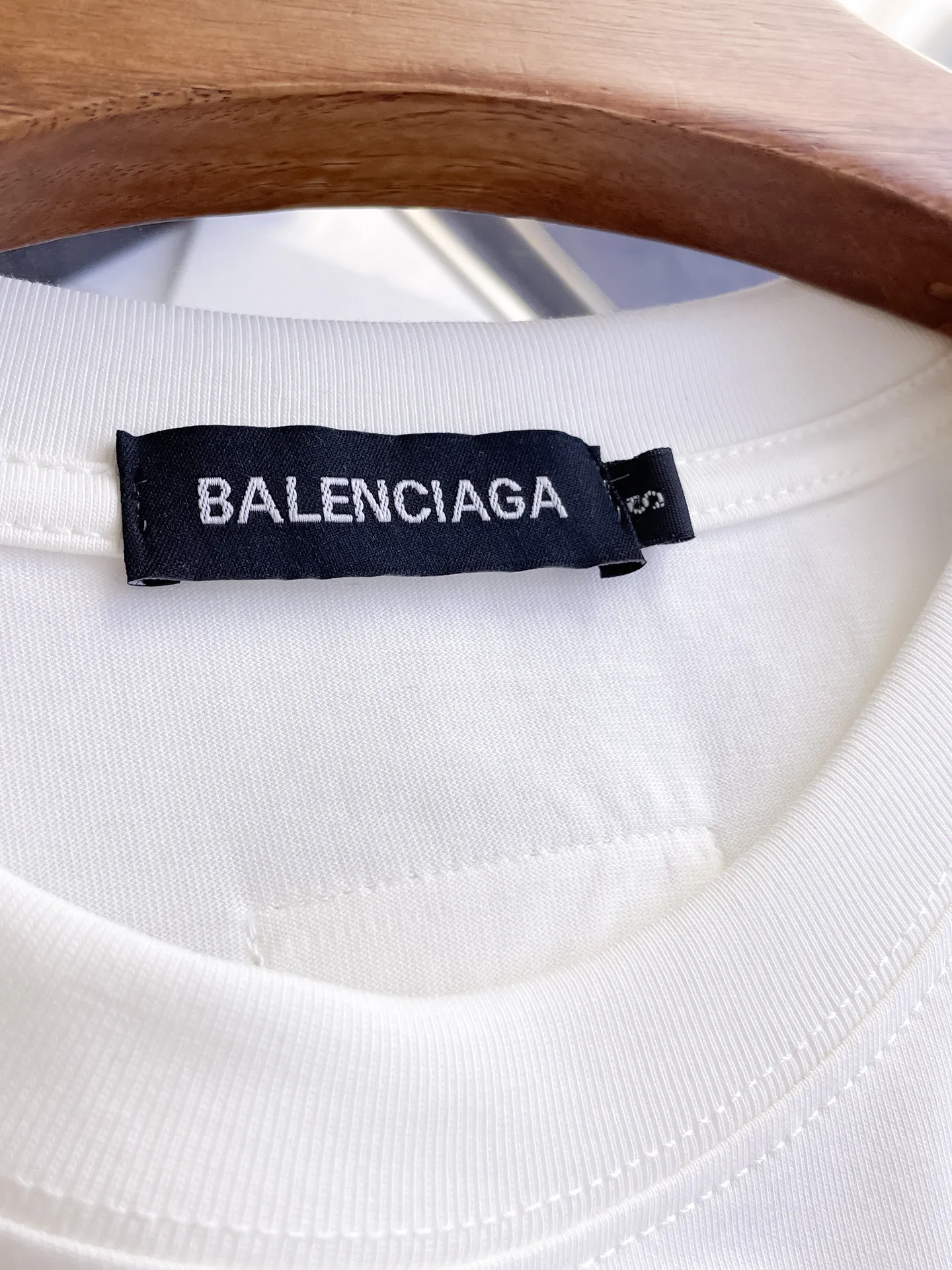 Balenciaga's high-end top-quality products 🐮2026 Spring and Summer New Arrival first counter, the latest New Arrival short-sleeved round neck T-shirt, Premium customized design, avant-garde and fashionable! Brand logo heavy craftsmanship design Premium customized 260g fabric. Soft to the touch. Comfortable to wear. Counter-level exquisite stitching. Fine workmanship. The upper body effect is incomparably handsome! A must-have item for men and women with the same style! Sizes: S~XXL When placing an order, please state your height and weight. The maximum wearing size is 210 pounds (one size larger)